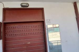 locale commerciale oppure uso deposto 