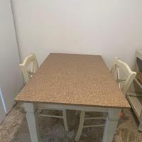 Tavolo in legno con lastra in marmo