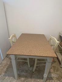 Tavolo in legno con lastra in marmo