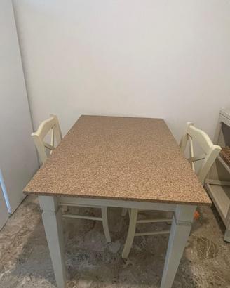 Tavolo in legno con lastra in marmo