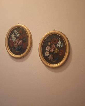 quadri ovali con cornice dorata. 