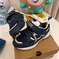 Scarpe nuove con cartellino