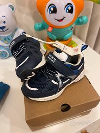 Scarpe nuove con cartellino