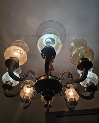 Lampadario vintage a 8 luci legno, metallo e vetro