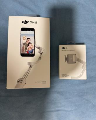 DJI OM 5 gimbal smartphone + morsetto luce vlog