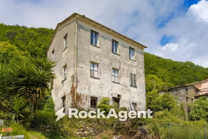 Rustico / Casale di 250 m² con più di 5 locali a S