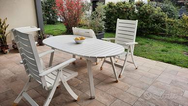 Tavole e sedie da giardino