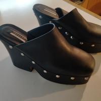 SABOT DONNA IN PELLE NERA CON BORCHIE 