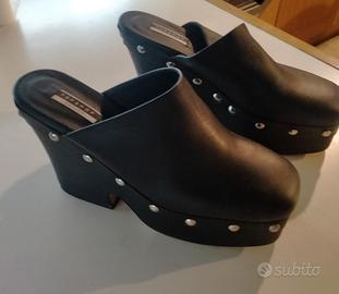 SABOT DONNA IN PELLE NERA CON BORCHIE 