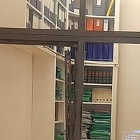 libreria di legno bianca con angolo scrittoio