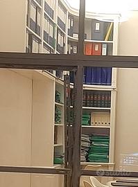 libreria di legno bianca con angolo scrittoio