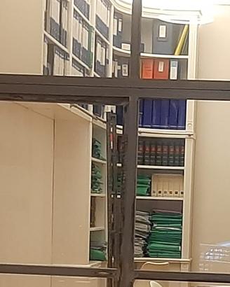libreria di legno bianca con angolo scrittoio