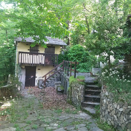 Casetta di montagna con giardino