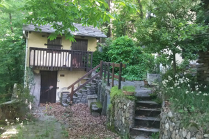 Casetta di montagna con giardino