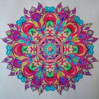 mandala colorato a mano 