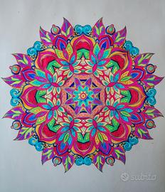 mandala colorato a mano 