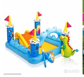 piscina gonfiabile con scivolo a forma di castello