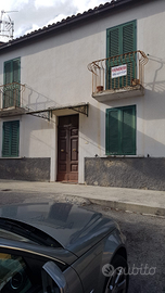 Villetta in paese con terreni agricoli