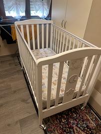 Lettino per bambini con sponda abbassabile