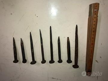 Serie di chiodi in ferro battuto