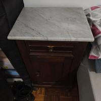 Coppia di comodini antichi con piano in marmo