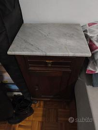 Coppia di comodini antichi con piano in marmo