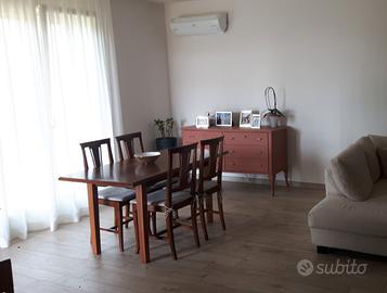 tavolo in legno + 4 sedie omaggio