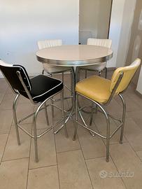 Tavolo con sgabelli vintage