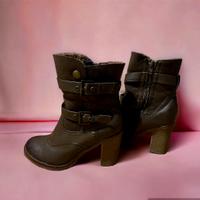 Stivaletti con tacco imbottiti internamente NUOVI