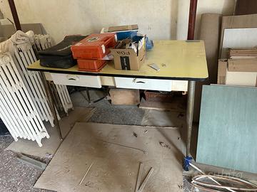 Tavolo da pranzo utilitaria con 4 sedie 70x50