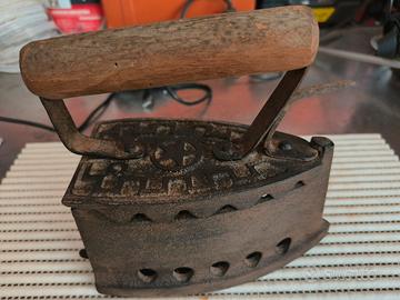 Antico Ferro da Stiro in Ghisa – Collezionismo