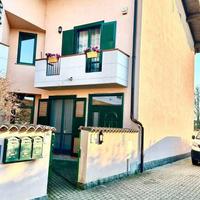 NOVARA 18KM: AMPIA VILLA DI TESTA CON CORTILE