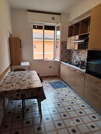 3 stanze arredate A NUOVO + GARAGE in centro