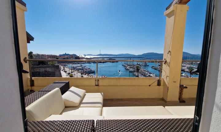 Attico con affaccio unico sul porto di Alghero