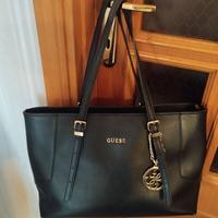 Borsa capiente e comoda Guess