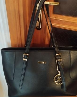Borsa capiente e comoda Guess