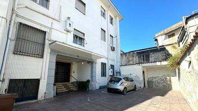 MONOLOCALE A POZZUOLI