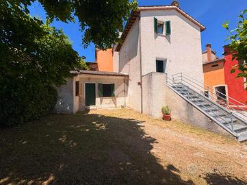 CASA SEMINDIPENDENTE A FABRIANO
