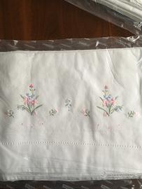 Lenzuolo matrimoniale ricamato a mano