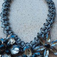 Collana girocollo grandi fiori perle nere