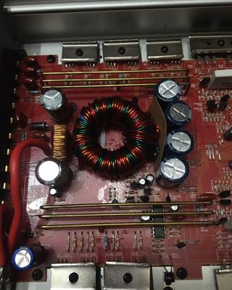 Amplificatore per Auto 4 canali. VOX.