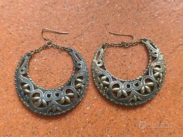 Orecchini in metallo traforato falce lunare