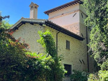 Rustico / Casale di 154 m² con 5 locali a Spoleto