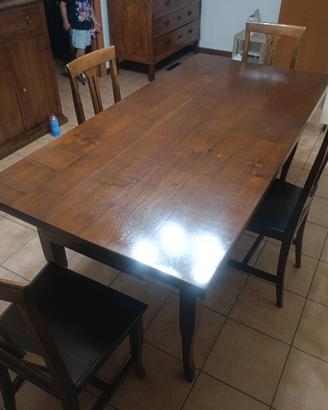 Tavolo in legno con 4 sedie. Dimensioni 180x86xh81