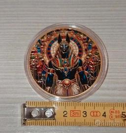 Moneta Portafortuna Amuleto Egiziano Anubi Sfinge 
