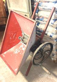 Pigiatrice per uva manuale e torchio