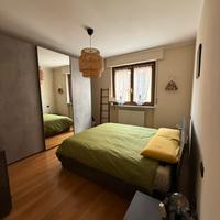 Camera letto armadio comodini cassettiera