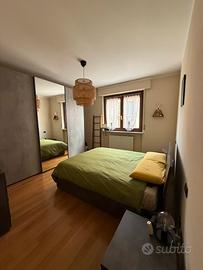 Camera letto armadio comodini cassettiera