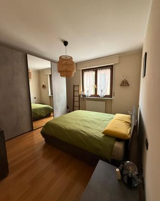 Camera letto armadio comodini cassettiera