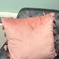 Cuscino decorativo rosa antico con nappine